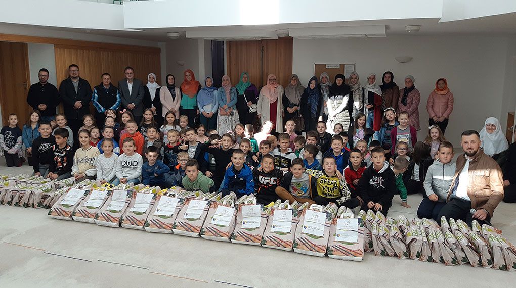 https://fondbosnjaci.co.ba/Donirana nastavna sredstva i jednokratna novčana pomoć učenicima povratnicima u Livno i Glamoč