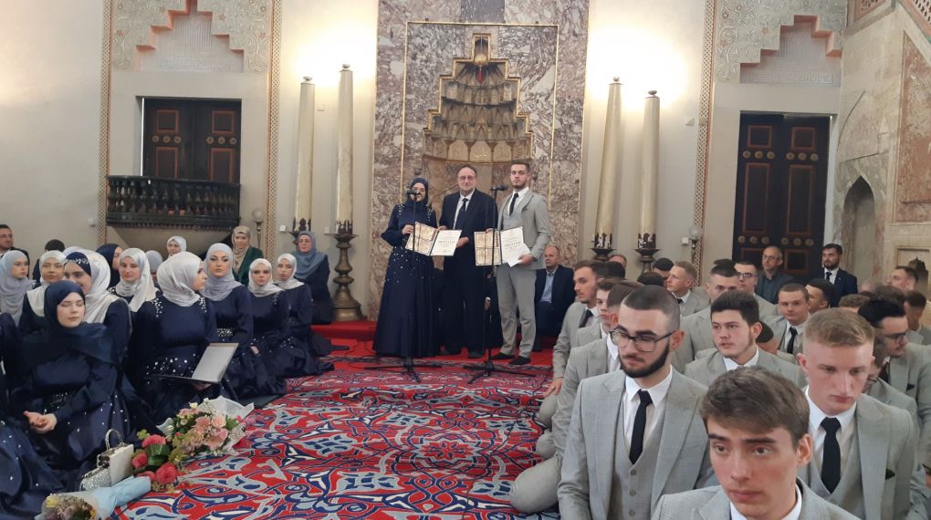 https://fondbosnjaci.co.ba/Awarded monetary prizes and awards to the GHB Madrasa pupils od the generation in Sarajevo