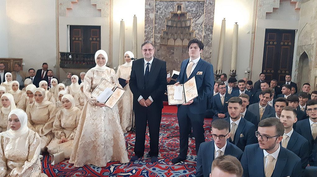 https://fondbosnjaci.co.ba/Fond ''Bošnjaci'' obezbijedio novčane nagrade i priznanja učeniku i učenici generacije GHB medrese u Sarajevu