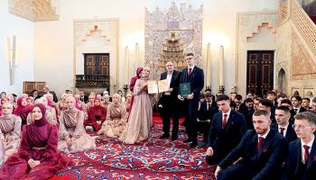 https://fondbosnjaci.co.ba/Uručene novčane nagrade i priznanja učeniku i učenici generacije GHB medrese u Sarajevu