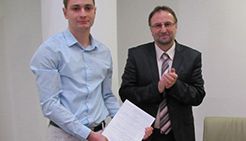 https://fondbosnjaci.co.ba/FIZIČAR ADMIR GRELJO, NEKADAŠNJI STIPENDISTA FONDA ''BOŠNJACI'' SLJEDEĆE GODINE U CERN VODI 24 MLADA BH. NAUČNIKA NA USAVRŠAVANJE